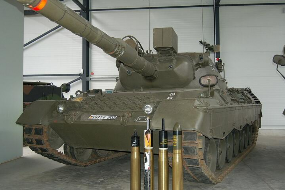Танк Leopard 1 та його боєкомплект на передньому плані. Зліва направо — підкаліберний снаряд, два кумулятивні снаряди та «британський» бронебійно-фугасний снаряд. Фото: commons.wikimedia.org