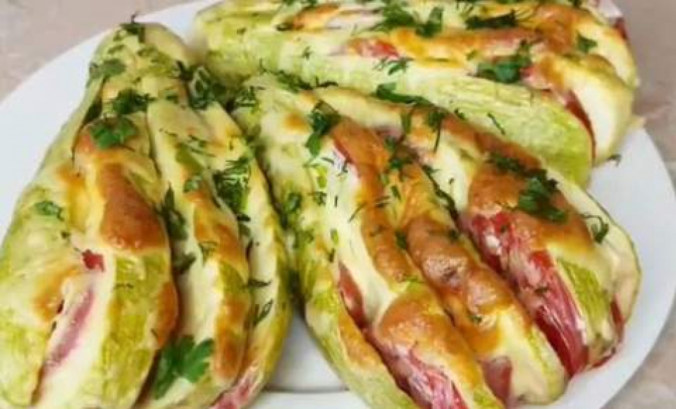 Кабачки з помідорами, сиром та сметаною у духовці, рецепт дня