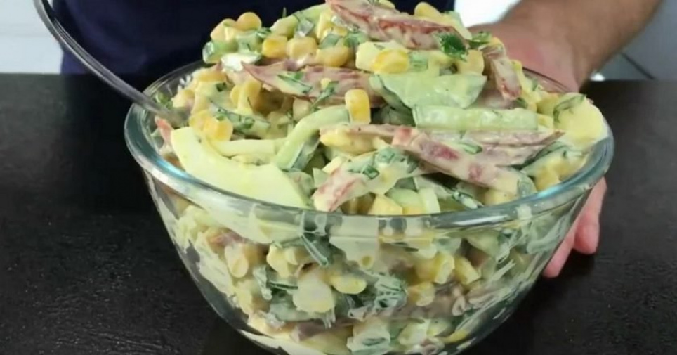 Літній вишуканий салат «Ярославський» з ковбасою і кукурудзою - рецепт дня