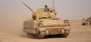 БМП Bradley із комплектом встановленого динамічного захисту в Іраку, 2011 рік. Фото: Sgt. Quentin Johnson, flickr.com, commons.wikimedia.org