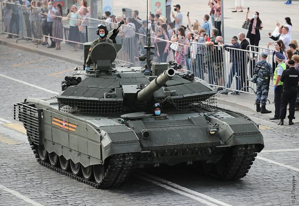 Російський танк Т-90 виявився не такою грізною зброєю, як його позиціонували, а резерви Т-72 і Т-80 закінчуються — експерти Т-90М на параді у Москві