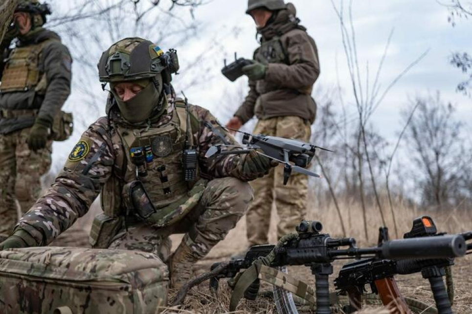 Військовослужбовці ЗСУ з безпілотником. Фото: facebook/GeneralStaff.ua