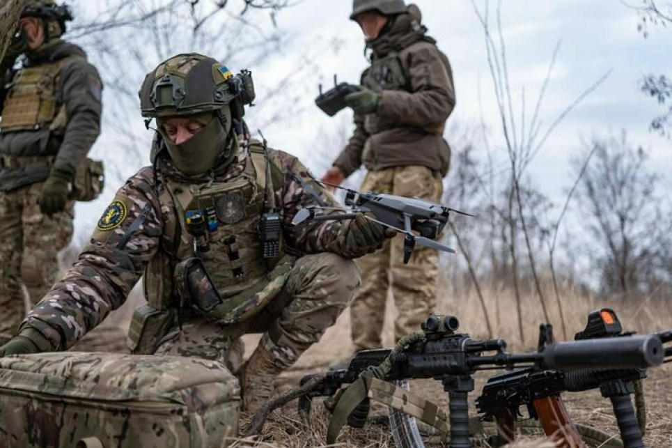 Росія наближається до програшу у війні на виснаження через брак озброєнь — американські аналітики Військовослужбовці ЗСУ з безпілотником. Фото: facebook/GeneralStaff.ua