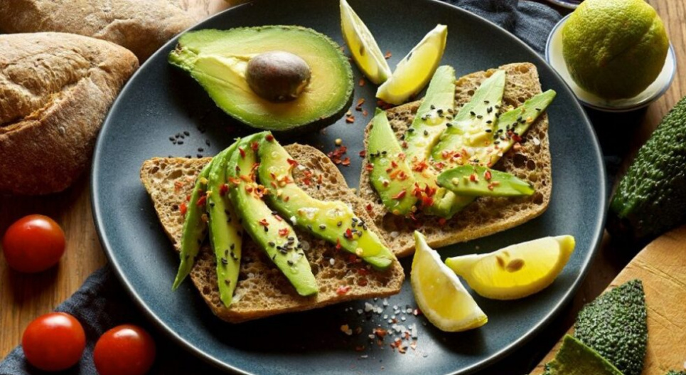 Як почистити і як швидко порізати авокадо: оригінальний лайфхак