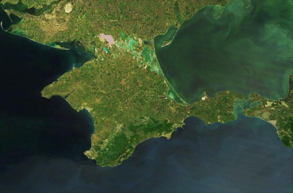 Головну російську військово-морську базу в Чорному морі захищають озброєні луками підлітки під наркотою — Том Купер Крим, вигляд із космосу. Фото: NASA, commons.wikimedia.org