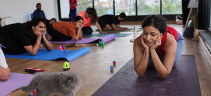 Сурбхі Сачдєва, тренер з йоги, спостерігає за кошенятами під час сеансу The Paw Hour («Година лапи») у Нью-Делі, Індія, 6 серпня 2023 року. Фото: Reuters