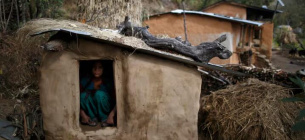 Дівчина-підліток, яка сидить у «хижі для місячних». Непал, 2014 рік. Фото: Reuters