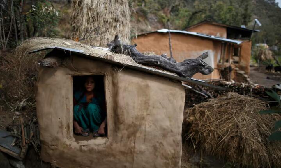 Дівчина-підліток, яка сидить у «хижі для місячних». Непал, 2014 рік. Фото: Reuters