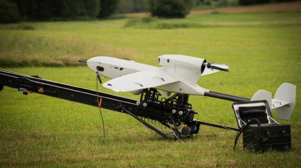 Новий дрон Luna NG на стартовій катапульті. Може перебувати в повітрі 12 годин і проводити розвідку. Фото: Rheinmetall/Wulf