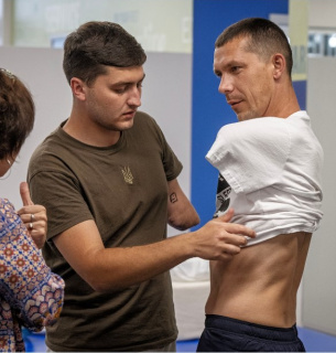 Мінветеранів розширює медичні та соціальні можливості Михальчуку допомагає одягнути сорочку його товариш поранений український ветеран Денис Стратійшук. Фото: Білл О'Лірі/The Washington Post