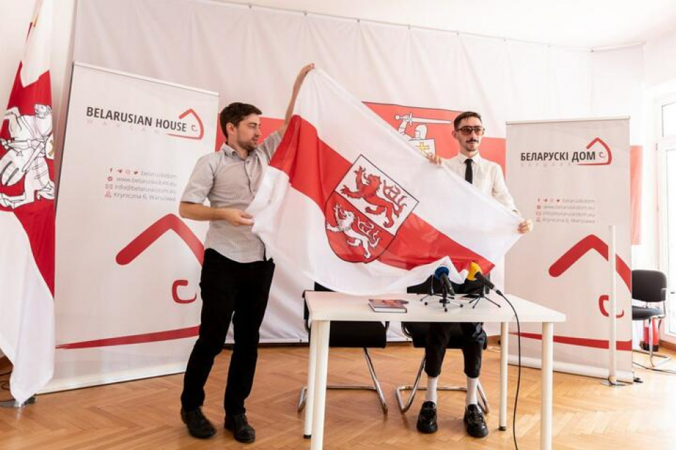 Прапор «вільної Смоленщини», представлений Живицею та Рудиком на прес-конференції 13 серпня 2023 року у Варшаві. Фото: телеграм-канал «Смоленська республіка»