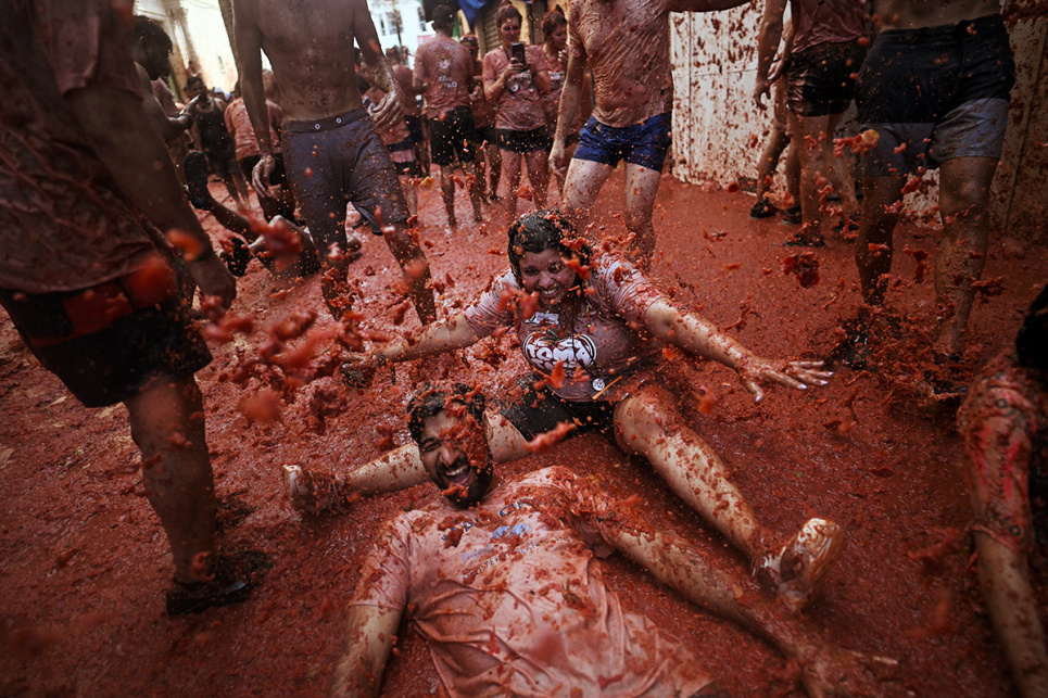 Учасники фестивалю «Ла Томатіна» під час щорічних томатних боїв у Буньйолі, Іспанія, 30 серпня 2023 року. Фото: Reuters