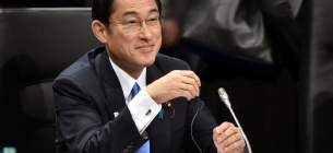 Прем'єр-міністр Японії під час обіду з'їв морепродукти з префектури Фукусіма, щоб показати, що вони безпечні (ВІДЕО)