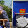 Виборець відвідує пересувну виборчу дільницю під час місцевих виборів, що проводяться російською окупаційною владою у Маріуполі, 31 серпня 2023 року. Фото: Reuters