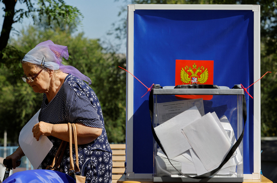 Виборець відвідує пересувну виборчу дільницю під час місцевих виборів, що проводяться російською окупаційною владою у Маріуполі, 31 серпня 2023 року. Фото: Reuters