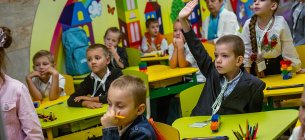 Шкільний урок у переобладнаному під клас приміщенні на одній станції метро у Харкові, 4 вересня 2023 року. Фото: Reuters