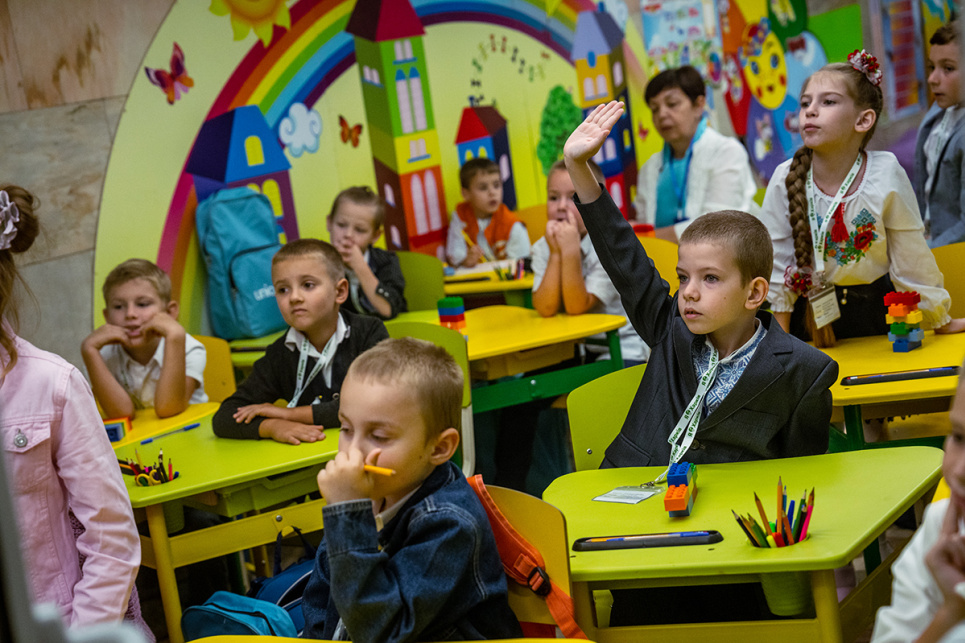 Шкільний урок у переобладнаному під клас приміщенні на одній станції метро у Харкові, 4 вересня 2023 року. Фото: Reuters