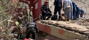 Рятувальники шукають під завалами потерпілих унаслідок землетрусу. Місто Амізміз, Марокко, 9 вересня 2023 року. Фото: Reuters