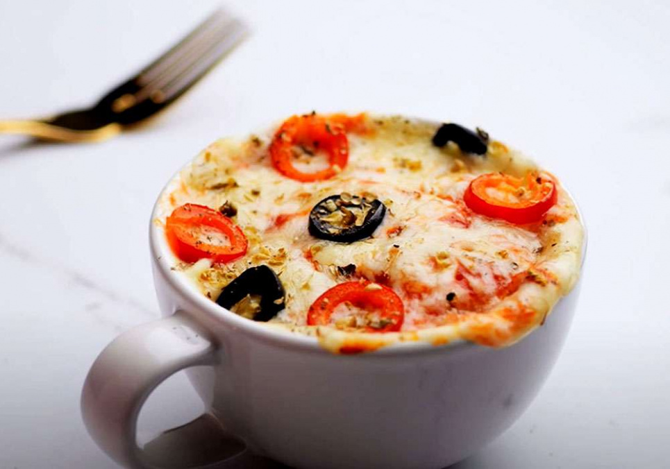 Рецепт соковитого пирога з куркою в мікрохвильовій печі за 5 хвилин