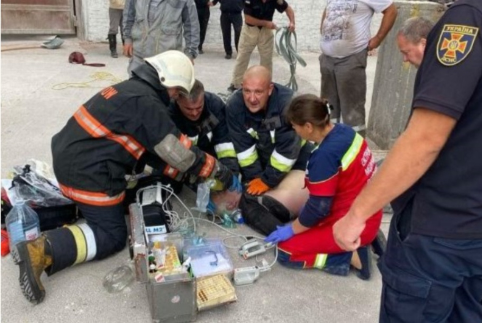 На Чернігівщині двоє людей впали у шахту завантаження зерна