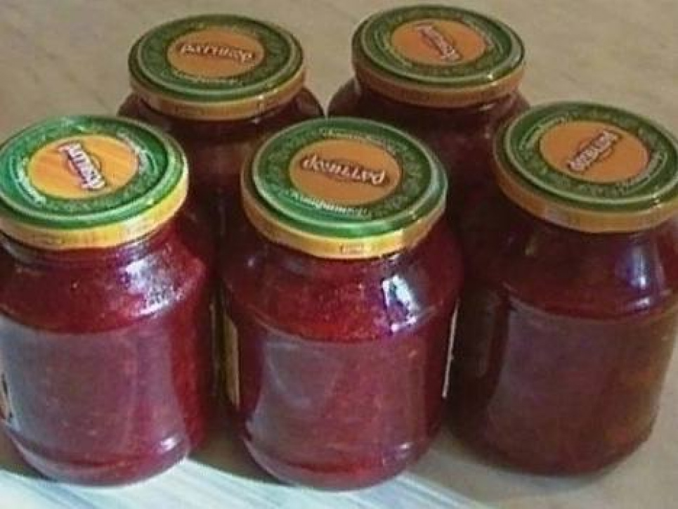 Можна взимку в борщ додавати, а можна просто на хліб: рецепт бурякового салату