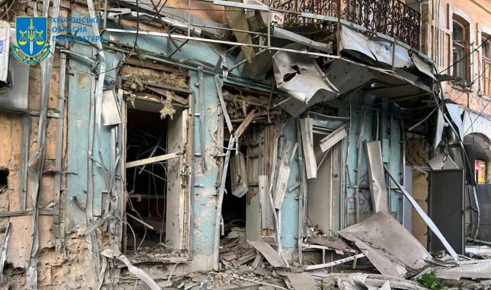 Постраждали двоє дітей: окупанти обстріляли Херсон