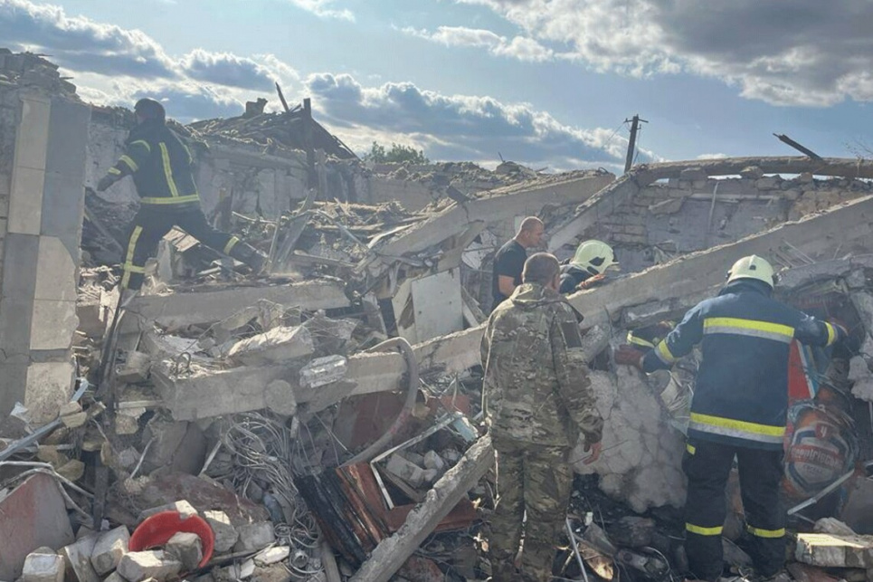 Кількість загиблих сягнула уже півсотні: окупанти вдарили по магазину та кафе на Харківщині