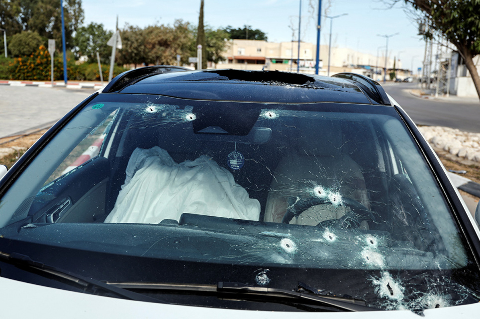 Простирадло закриває тіло пасажира автомобіля, вбитого під час масової атаки бойовиків ХАМАС із сектору Газа, місто Сдерот, південний Ізраїль, 7 жовтня 2023 року. Фото: Reuters