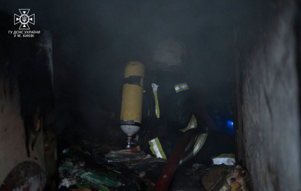 У Києві жінка рятувалася з палаючої квартири, але отримала смертельні травми, вистрибнувши із вікна