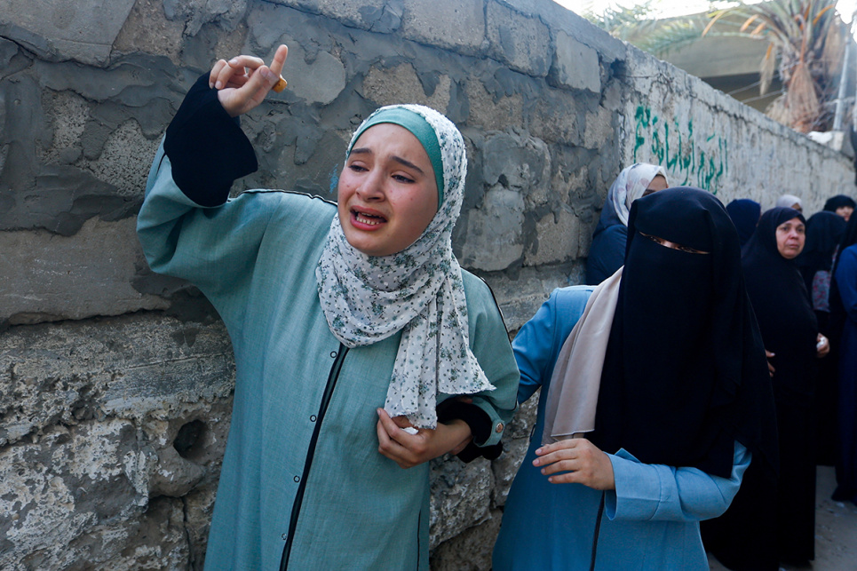 В Ізраїлі та Палестині масово ховають жертв війни — ось як це виглядає (ФОТО) Родичі Закарії Абу Маамара, члена політичного офісу ХАМАС, який загинув унаслідок ізраїльського авіаудару, під час його похорону в Хан-Юнісі на півдні сектора Газа, 10 жовтня 2023 року. Фото: Reuters