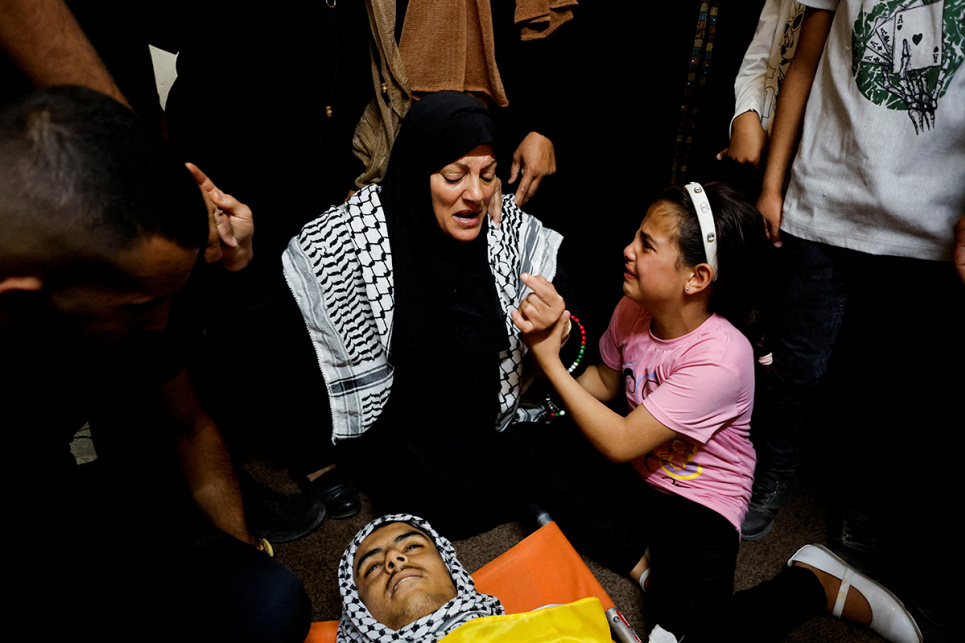 Скорботні під час похорону 16-річного палестинця, який загинув у сутичках із ізраїльськими військами, неподалік Хеброна на Західному березі річки Йордан, 12 жовтня 2023 року. Фото: Reuters