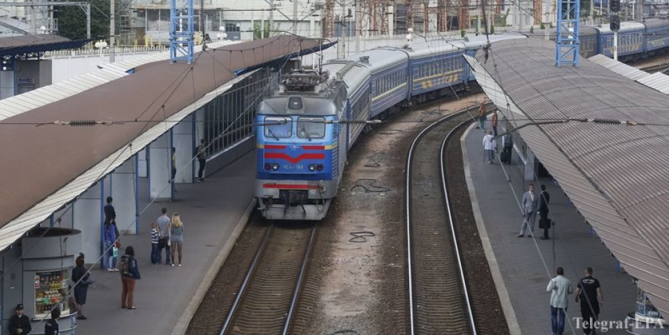 Потяги затримуються по декілька годин через негоду