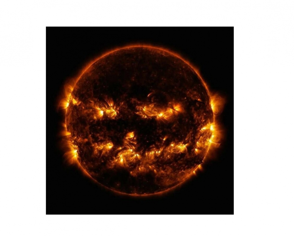 Сонце, схоже на гарбуз, що посміхається. Фото: NASA
