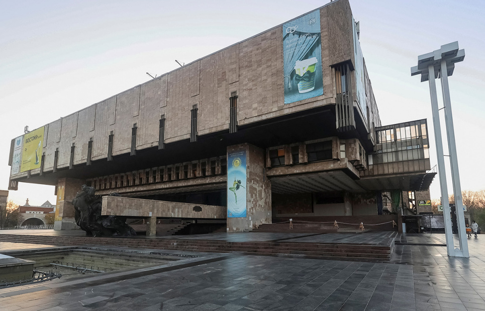 Будівля Харківського національного театру опери та балету, яка перетворила свій великий підземний простір на концертний зал, 25 жовтня 2023 року. Фото: Reuters