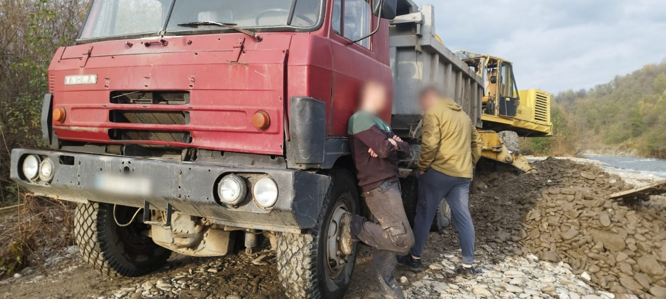 На Закарпатті двоє місцевих мешканців незаконно видобували корисні копалини у прикордонній смузі Двоє місцевих мешканців незаконно видобували корисні копалини