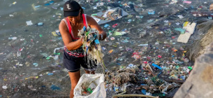 Волонтер збирає сміття вздовж узбережжя Манільської затоки під час акції з нагоди Міжнародного дня прибирання узбережжя. Фото: Руель Умалі/dpa