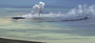 Біля безлюдного острова Мінамі-Іводзіма в Тихому океані поблизу Японії сталося виверження підводного вулкана. Фото: Kyodo News/imago images