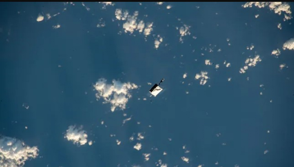 Білий мішок плаває в космосі над Землею: сумка з інструментами астронавта, яку впустили під час виходу у відкритий космос, побачена 2 листопада 2023 року. Фото: NASA/JSC