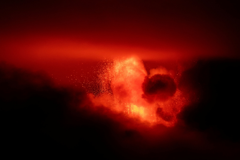 Виверження вулкана Етна освітлює нічне небо Сицилії, Італія, 12 листопада 2023 року. Фото: Reuters