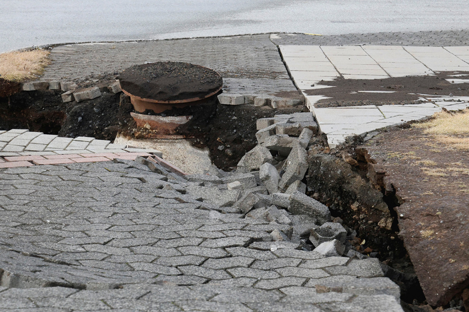 Повреждена дорога в городе Гриндовик, эвакуированном из-за вулканической активности, Исландия 14 ноября 2023 года. Фото: Reuters