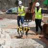 Компанія Gammon Construction Ltd використовує робота-собаку, створену компанією Boston Dynamics, що належить Hyundai, для сканування будівельного майданчика, щоб керівники могли перевірити хід робіт на острові Сентоза, Сінгапур, 22 квітня 2022 року.