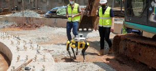 Компанія Gammon Construction Ltd використовує робота-собаку, створену компанією Boston Dynamics, що належить Hyundai, для сканування будівельного майданчика, щоб керівники могли перевірити хід робіт на острові Сентоза, Сінгапур, 22 квітня 2022 року.