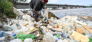 Понад 170 країн взяли на себе зобов’язання укласти глобальну угоду щодо запобігання пластиковим відходам. Фото: Issouf Sanogo/AFP/Getty Images