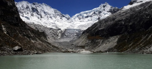 Зображення, зроблене 15 вересня 2015 року, показує майже зниклу масу льоду та снігу на Churup Glassier у Білих горах, на висоті 5000 м над рівнем моря, у національному парку Huascarán в Ancash, Перу. Фото: Cris Bouroncle/AFP/Getty Images