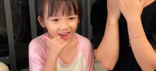 У Китаї науковцям уперше вдалося вилікувати глухоту за допомогою генної терапії. Вже через шість тижнів після ін'єкції в одне вухо дитина віком менше двох років почала чути.