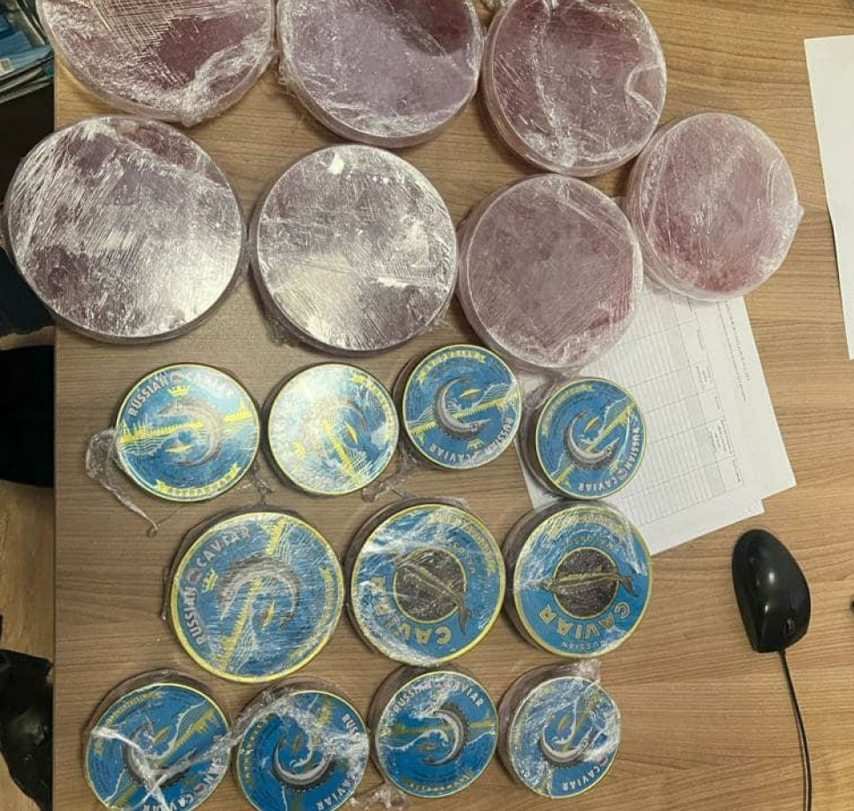 Женщина пыталась вывезти в Молдову 18 банок красной и черной икры Женщина пыталась вывезти в Молдову красную и черную икру