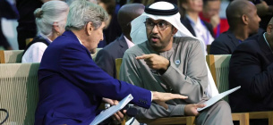 Президент Всемирной климатической конференции Султан Ахмед аль-Джабер в беседе с бывшим госсекретарем США Джоном Кэрри. Фото: Sean Gallup/Getty Images
