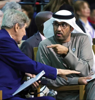 Президент Всесвітньої кліматичної конференції Султан Ахмед аль-Джабер у розмові з колишнім держсекретарем США Джоном Керрі. Фото: Sean Gallup/Getty Images