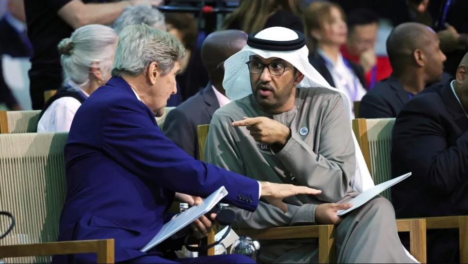 Президент Всесвітньої кліматичної конференції Султан Ахмед аль-Джабер у розмові з колишнім держсекретарем США Джоном Керрі. Фото: Sean Gallup/Getty Images