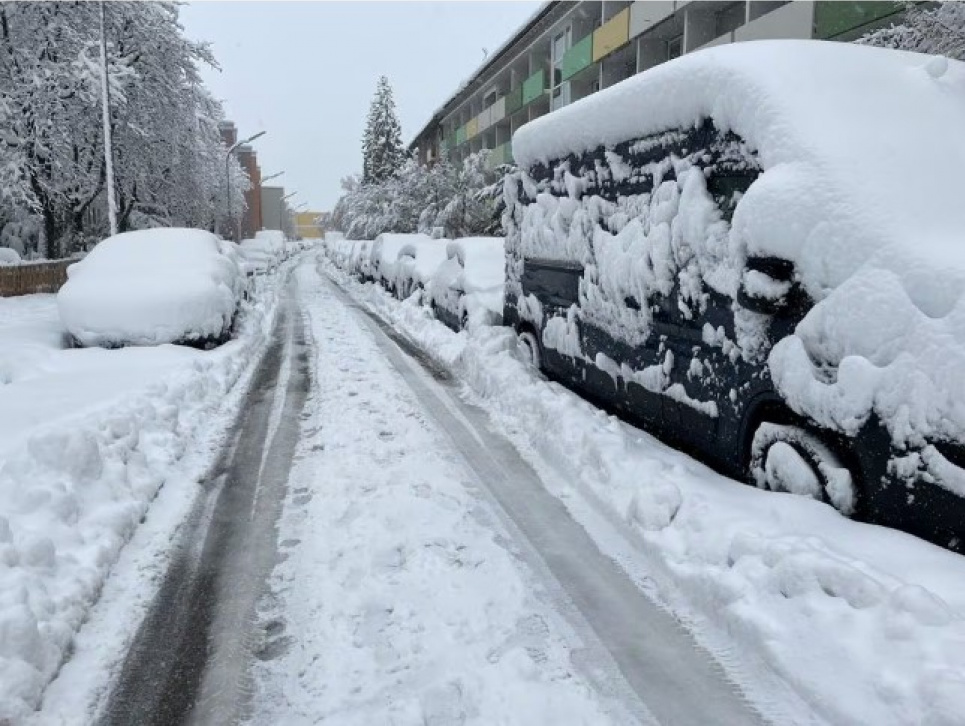 Засніжені автомобілі припарковані на вулицях після сильного снігопаду, що обрушився на Баварію та її столицю Мюнхен, Німеччина, 2 грудня 2023 року. Фото: Reuters